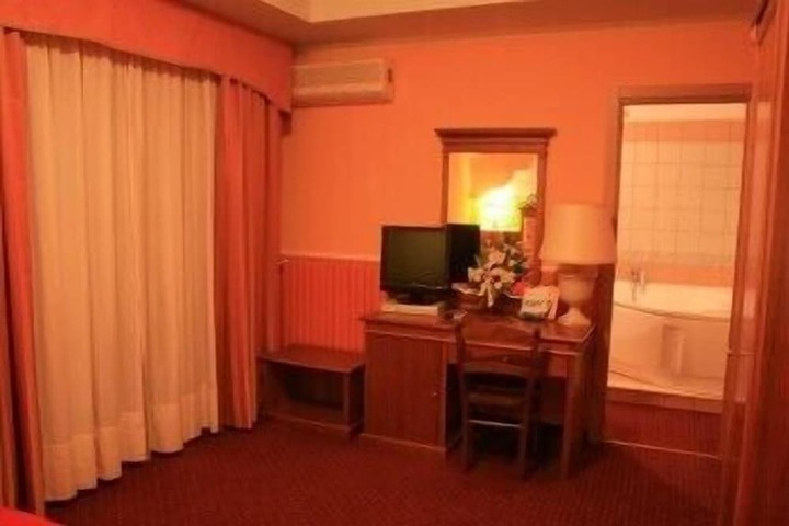 Room 16 of 32