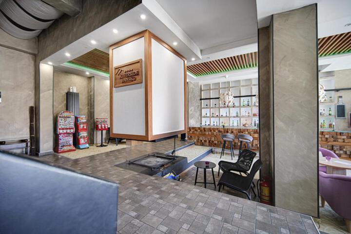 Lounge 20 of 23