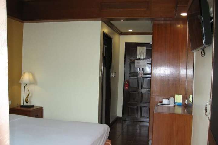 Room 8 of 13