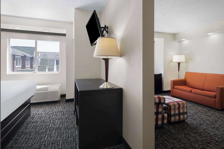 1 King Bed (6 of 8)