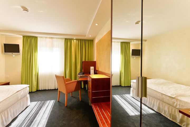 Room 42 of 105