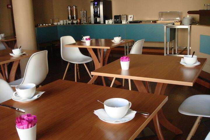 Breakfast/Coffee Service 24 of 32