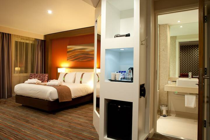Room 7 of 90