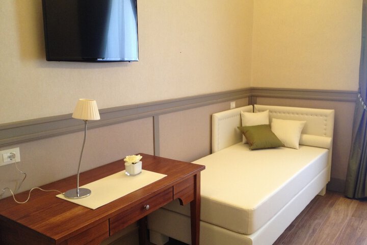 Room 6 of 180