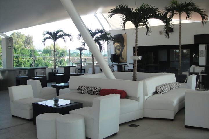 Lounge 52 of 65