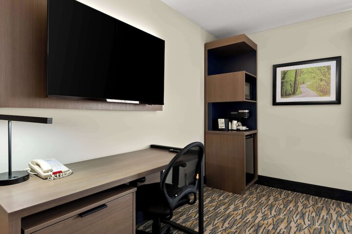 2 Queen Accessible Bathtub First Floor Microwave, Refrigerator WiFi Continental Breakfast (2 of 14)
