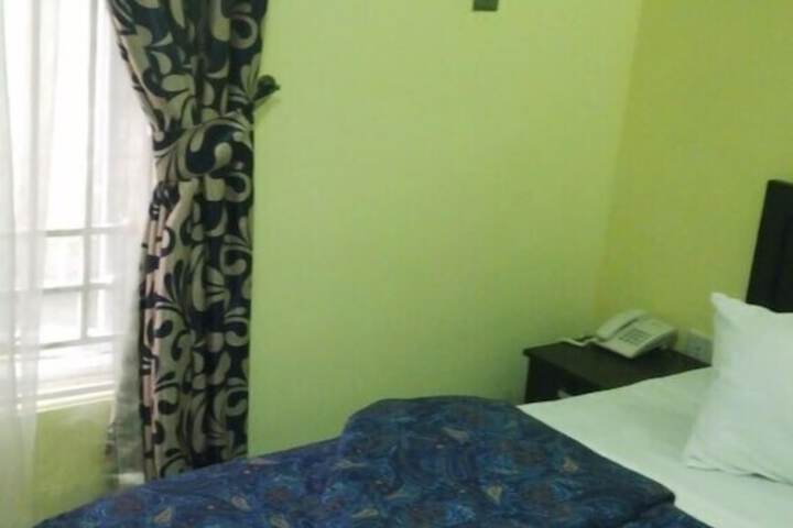 Room 7 of 12