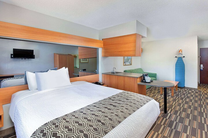 1 Queen Bed Accessible (18 of 32)