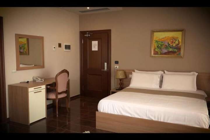 Room 4 of 12