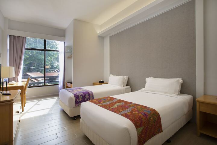 Room 6 of 80