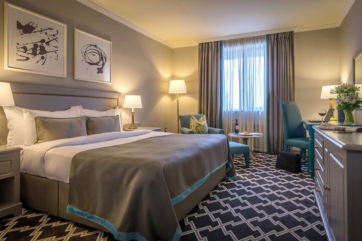 Room 4 of 34