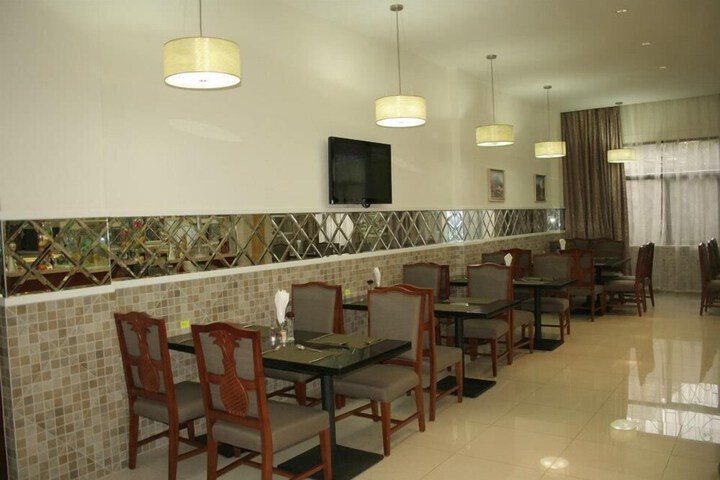 Dining 11 of 19