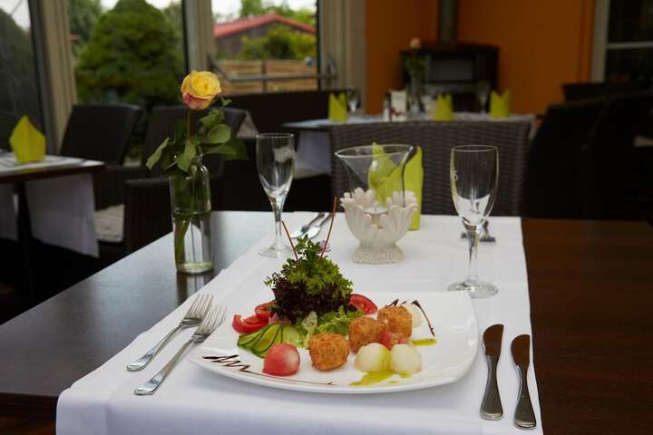 Dining 33 of 58