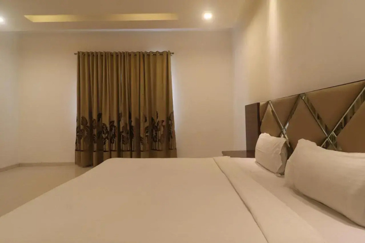 Room 4 of 13