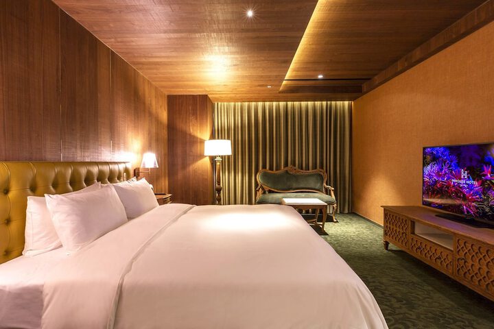 Room 12 of 80