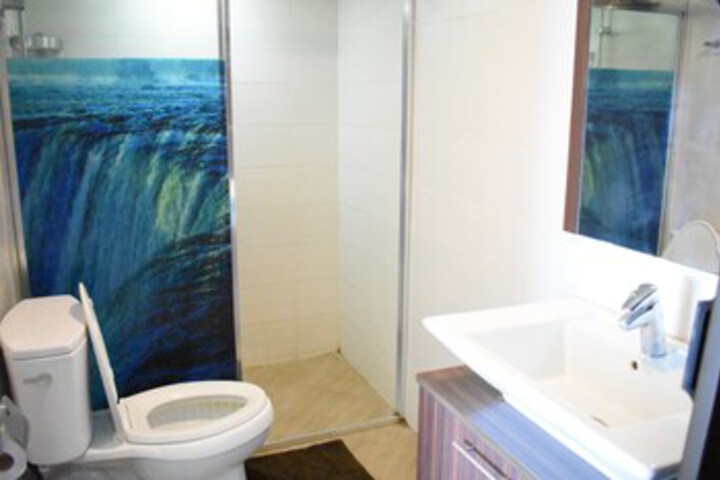 Room 4 of 96