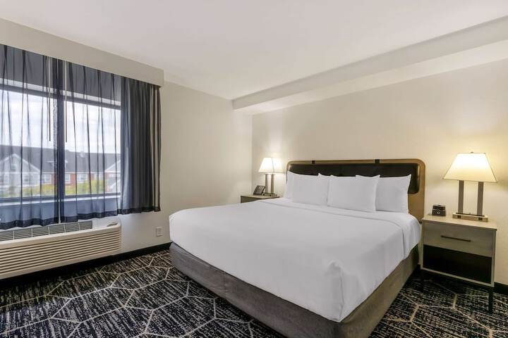 1 King Bed (6 of 20)