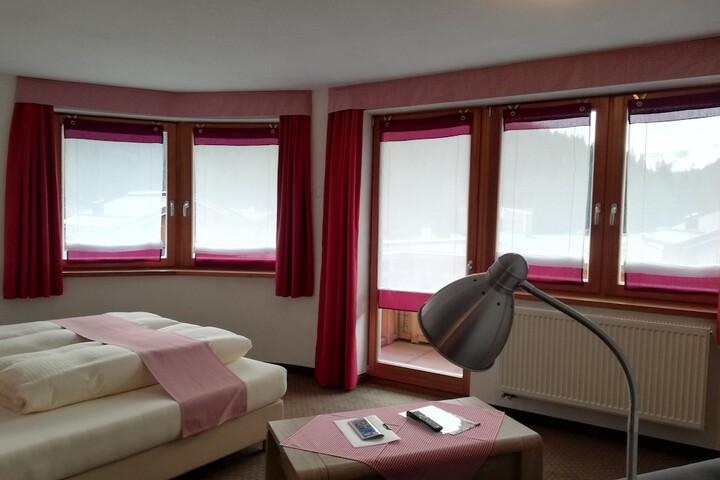 Room 18 of 106