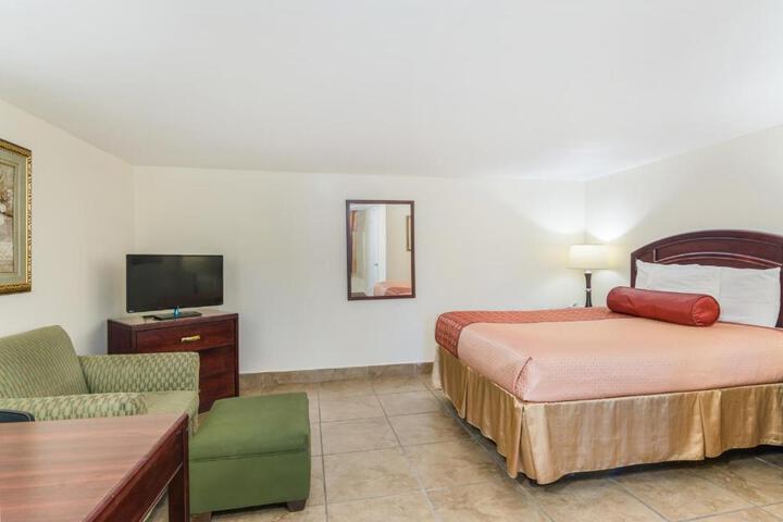 2 Queen Beds (7 of 10)