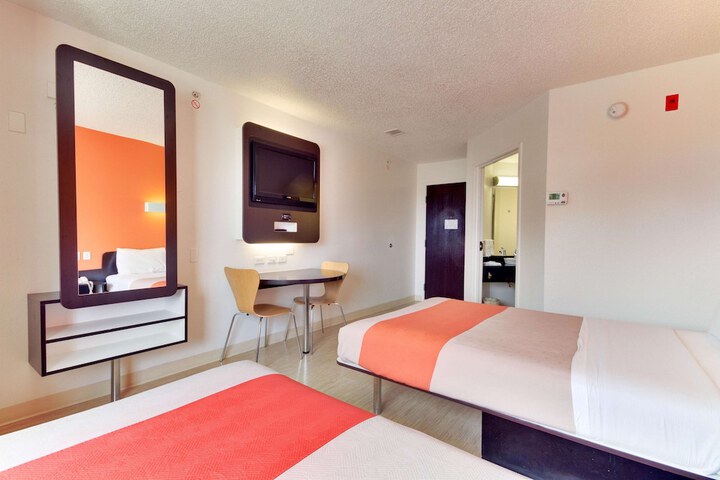 Double Bed Accessible (8 of 13)