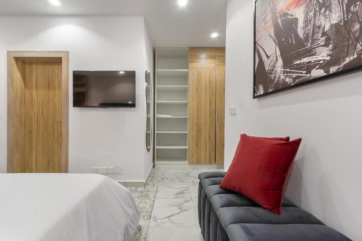 Room 9 of 32