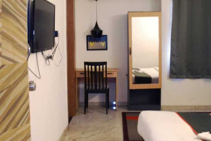 Room 8 of 18