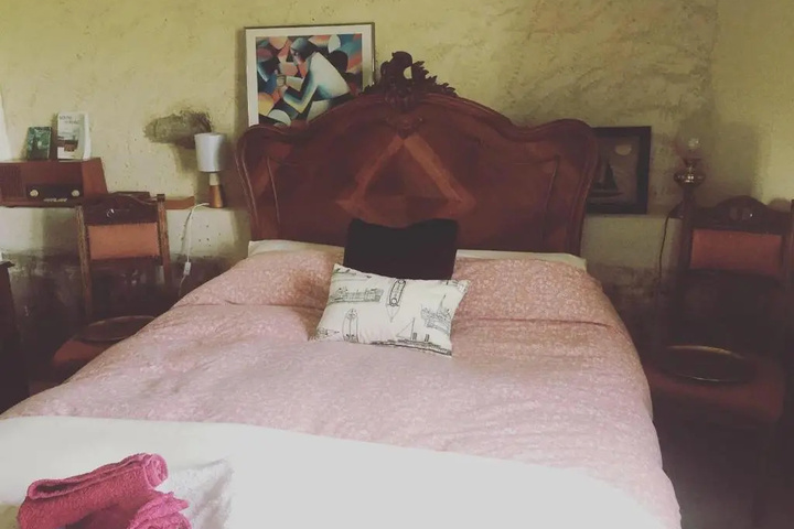 Room 2 of 10
