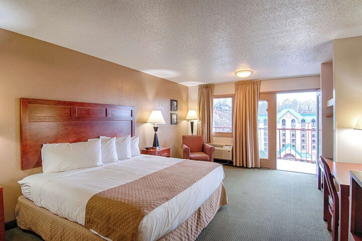 1 King Bed (5 of 17)