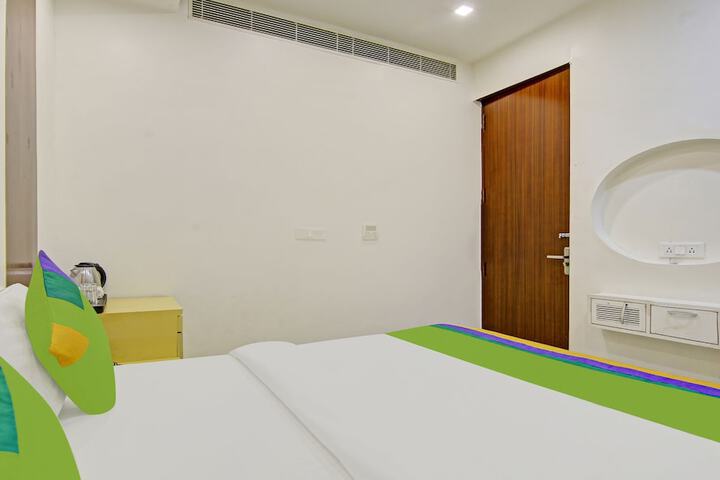 Room 13 of 38