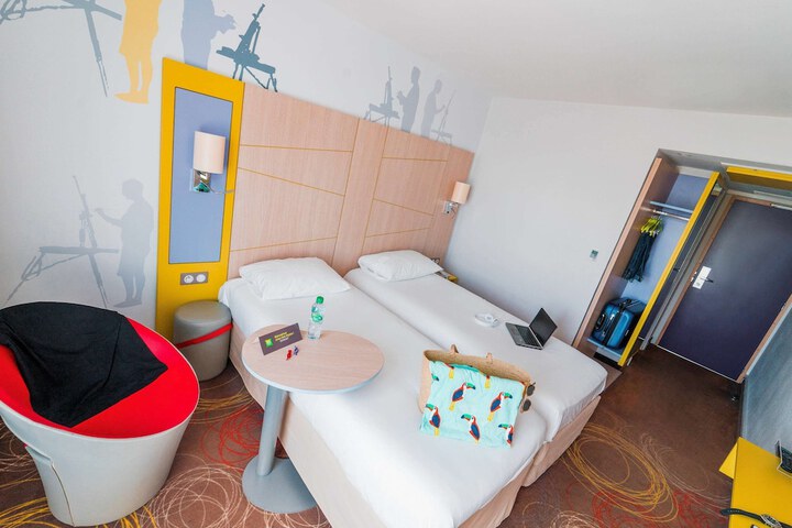 Room 8 of 74
