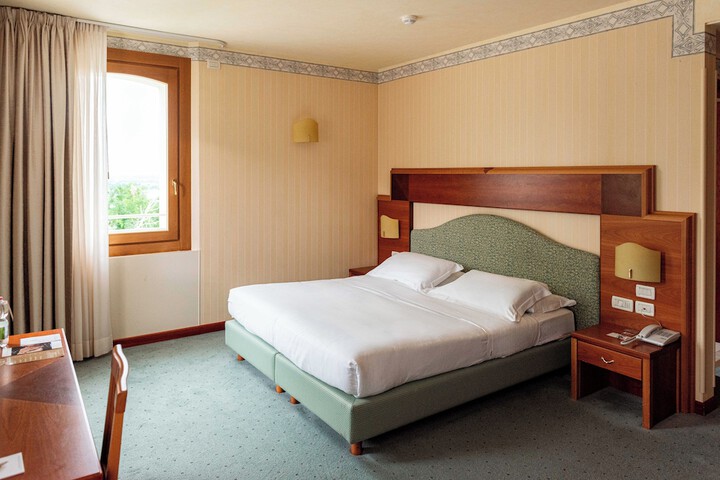 Room 16 of 80