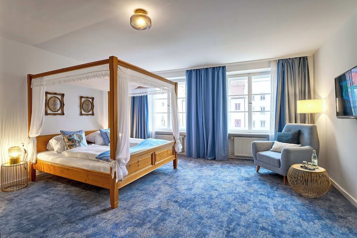 Room 8 of 33