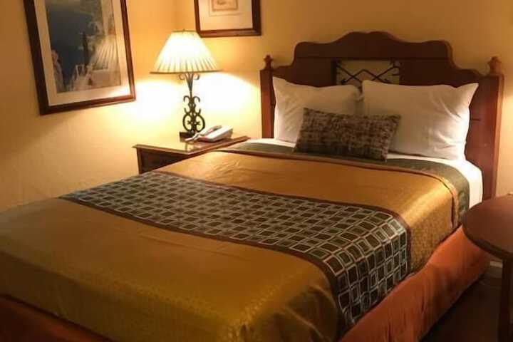 1 King Bed (3 of 8)