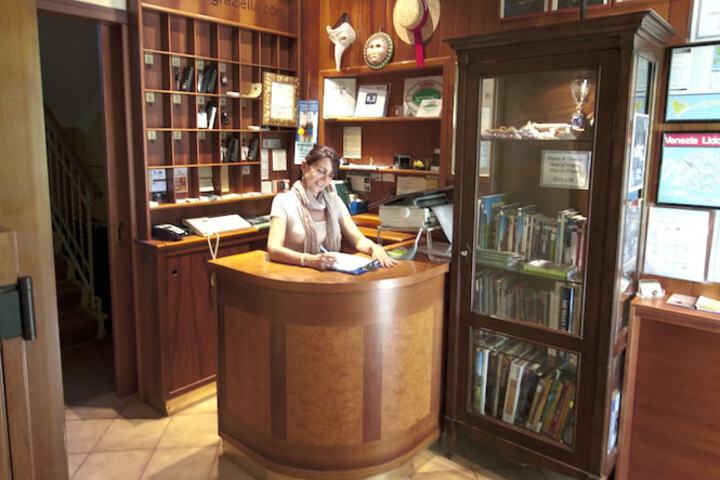 Check-in/check-out kiosk