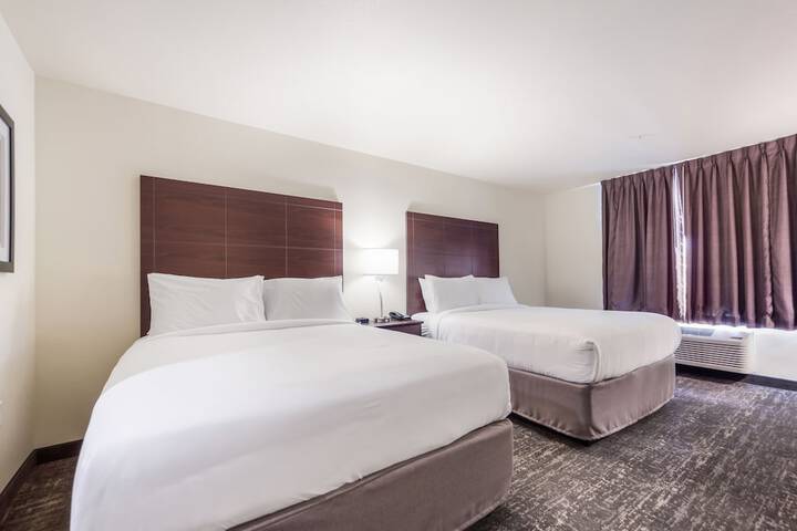 2 Queen Guestroom with Audible Visual Alert (3 of 7)