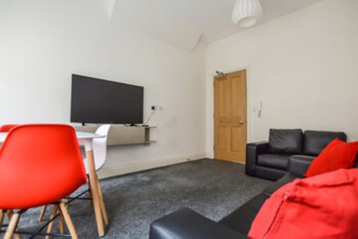 Room 5 of 9