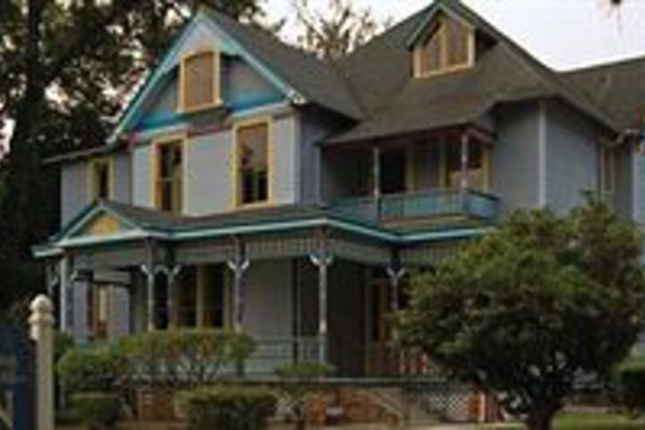 Exterior of Seven Sisters Inn