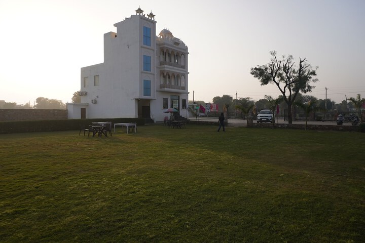Hotel Exterior 48 of 73