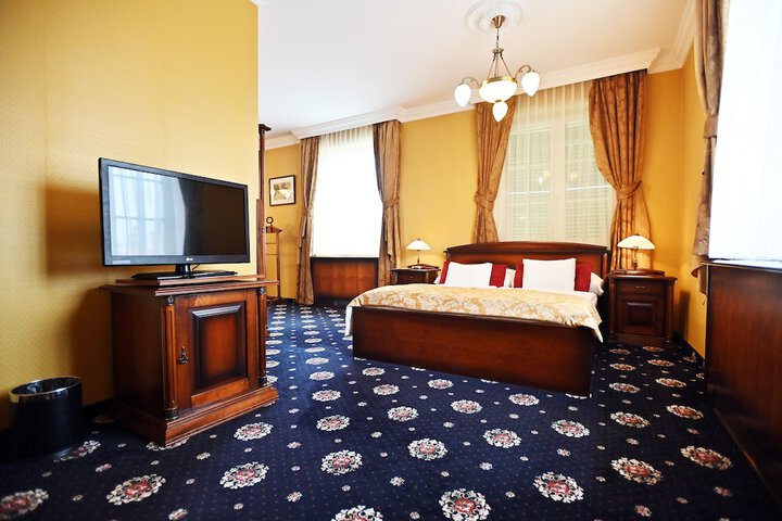Room 28 of 102