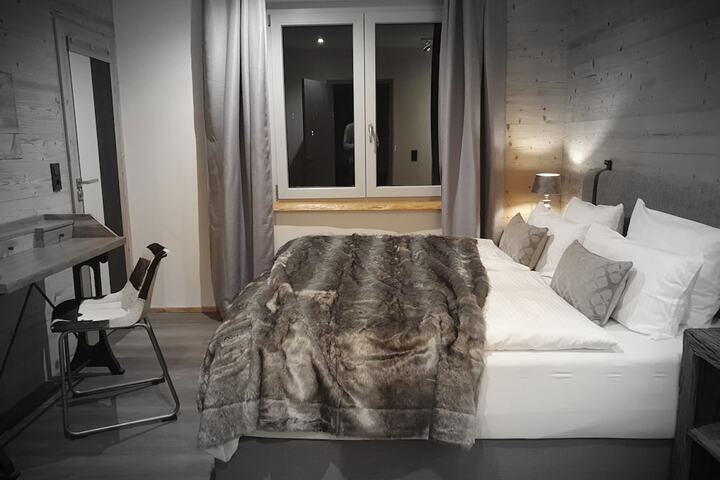 Room 8 of 131