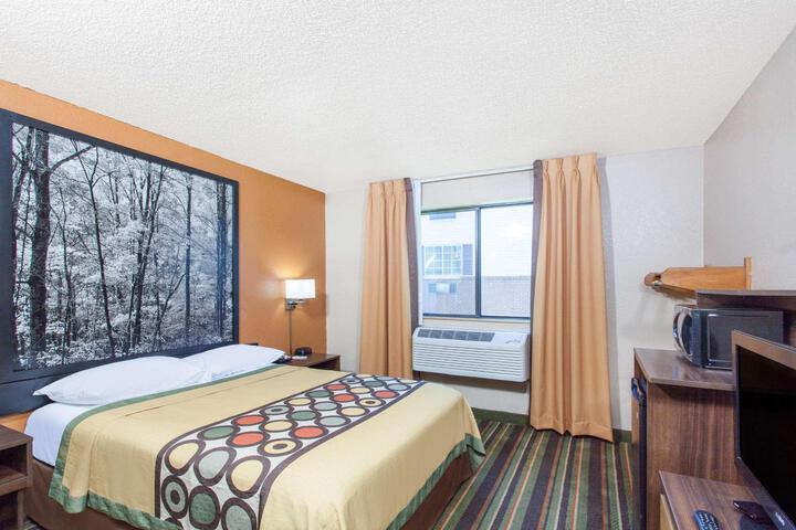 1 Queen Bed (7 of 7)