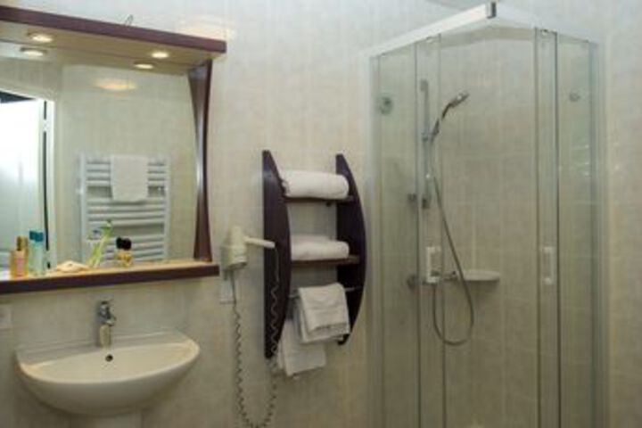 Room 3 of 96