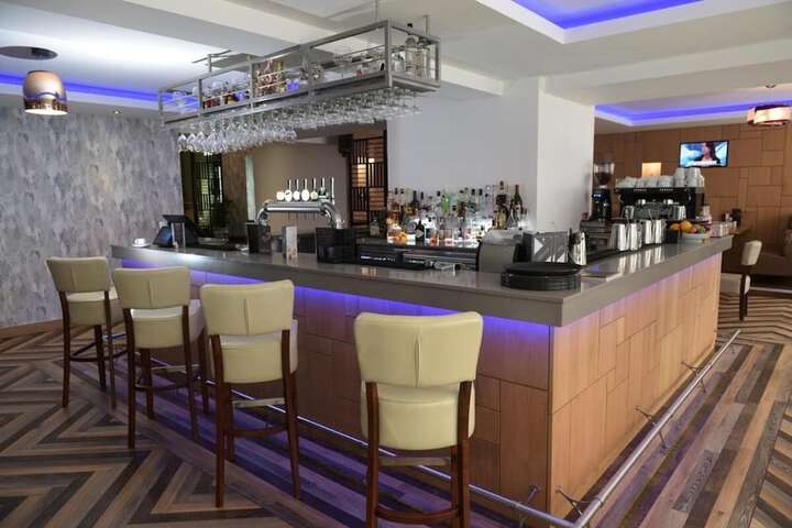 Lounge 31 of 34
