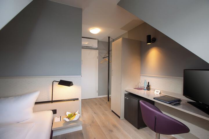 Room 14 of 110