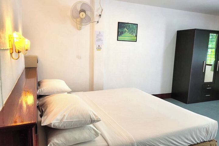 Room 52 of 208
