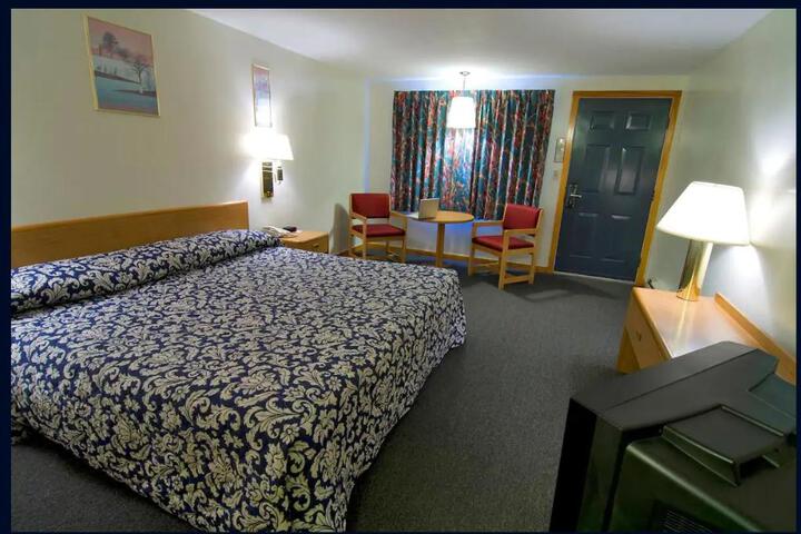 1 King Bed (3 of 4)
