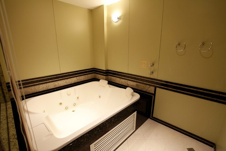 Jetted tub