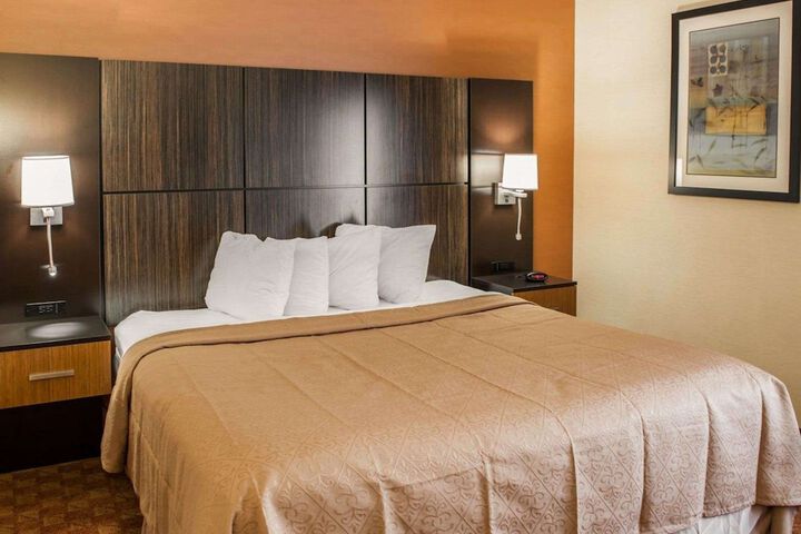 1 King Bed (3 of 7)