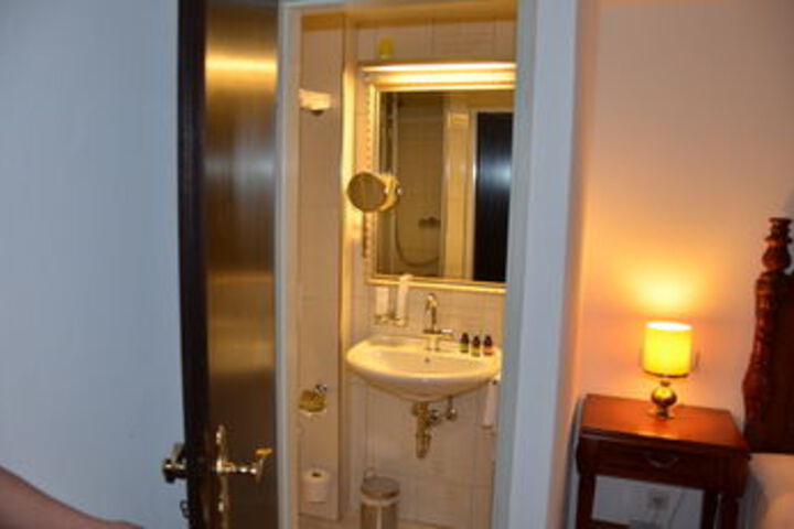 Room 7 of 42