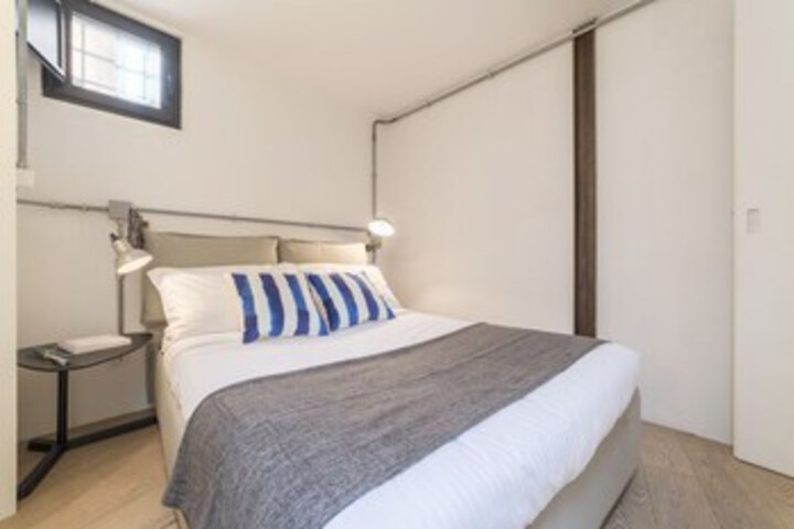 Room 10 of 24